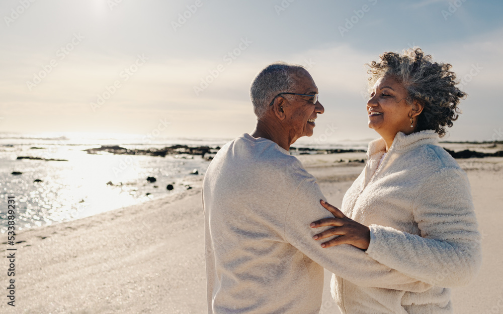 Fototapeta premium Mature couple dancing together at the beach