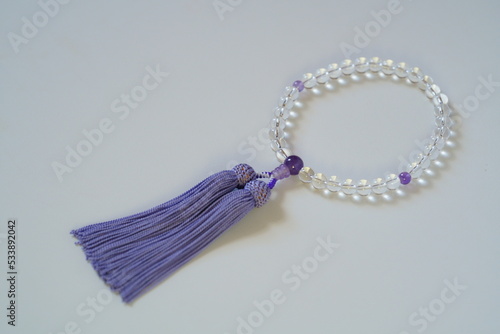 紫の房の女性用の数珠　白バック photo