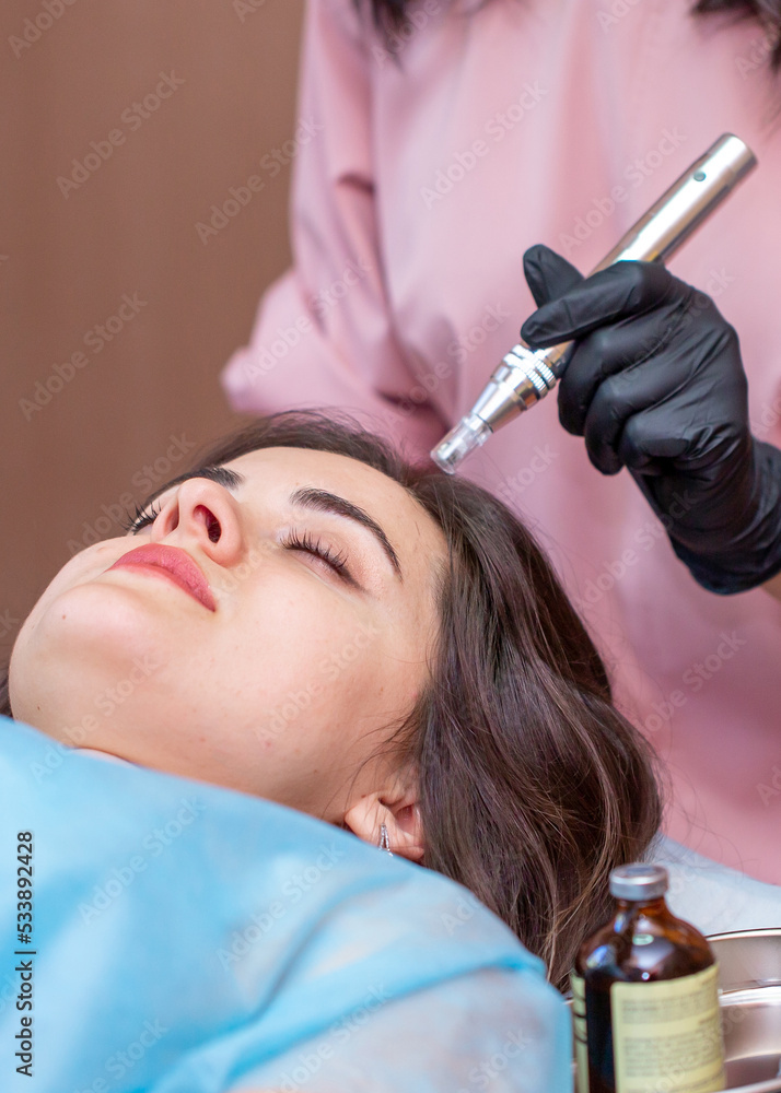 Treatment of the scalp for hair loss, alopecia. A trichologist doctor