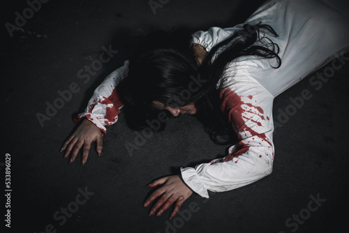 Tela Horror bloodthirsty woman ghost horror she death and scary at dark night in tunnel, The girl was hit by a car and lying died on the road