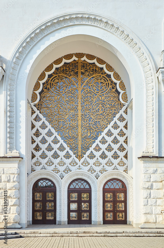 Obraz premium Beautiful doors of the old theater building.