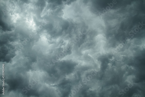dunkle wolken am himmel, es braut sich ein unwetter zusammen, bedohliche Wolkenformation photo