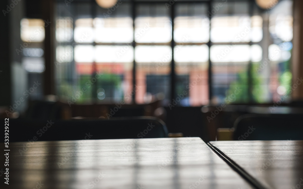 Obraz premium Wooden table top with blurred background in cafe