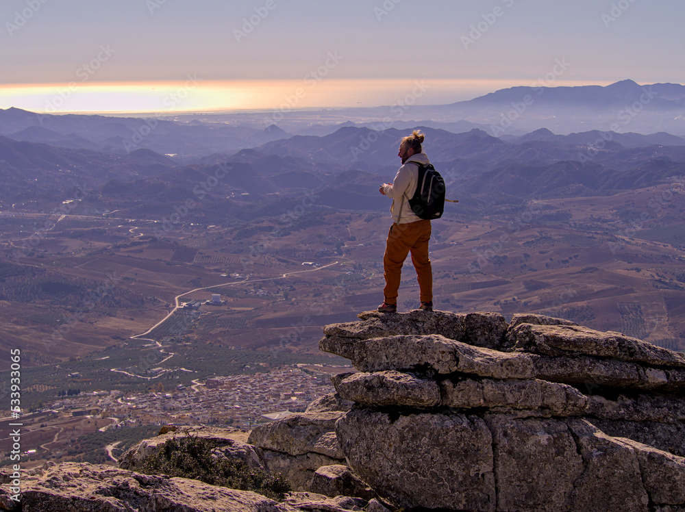 Obraz premium Homme admirant la vue depuis le Torcal de Antequera - Andalousie, Espagne