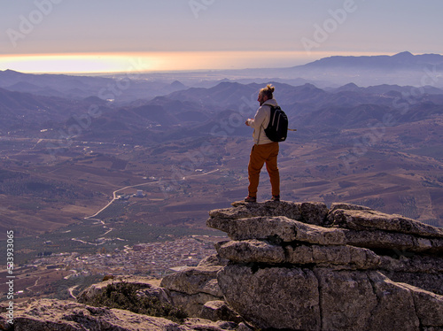 Homme admirant la vue depuis le Torcal de Antequera - Andalousie, Espagne