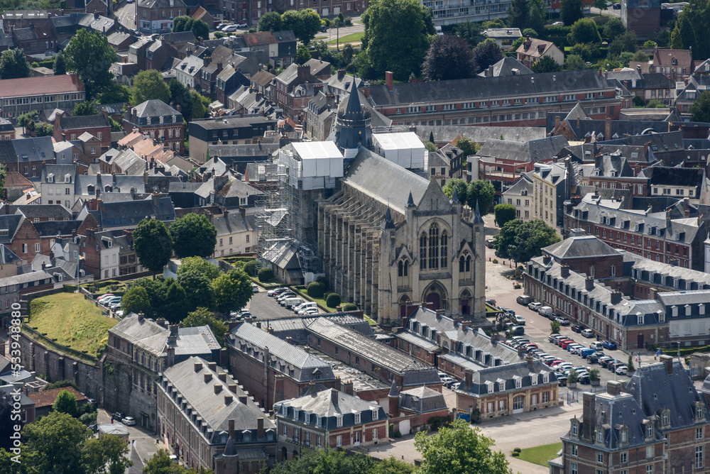 vue aérienne de l'église de la ville d'Eu en Seine Maritime en France