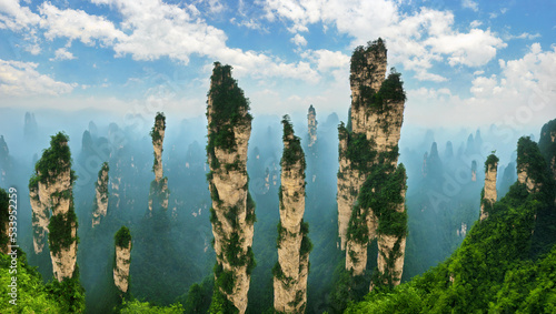 Photo Hallelujah Mountains, Floating Mountains, Zhangjiajie, Wulingyuan Senica Area, r