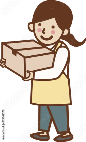 段ボールを運ぶエプロン姿の女性。