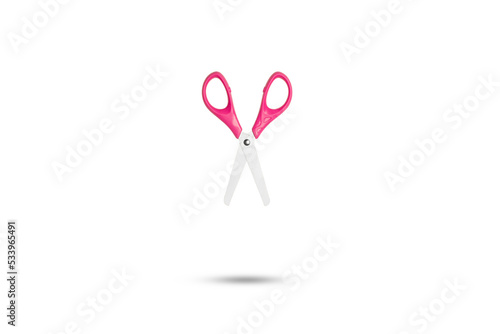 Tijera rosa abierta sobre un fondo blanco liso y aislado. flotando y proyectando sombra. Vista de frente y de cerca. Copy space