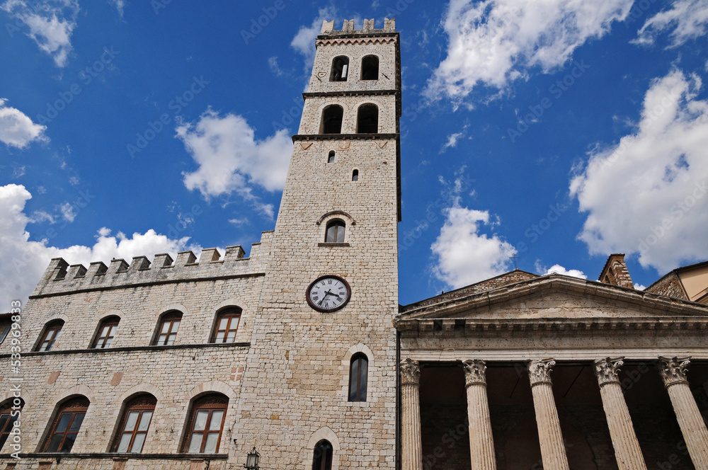 Assisi, la Chiesa di Santa Maria sopra Minerva e la Torre del Popolo