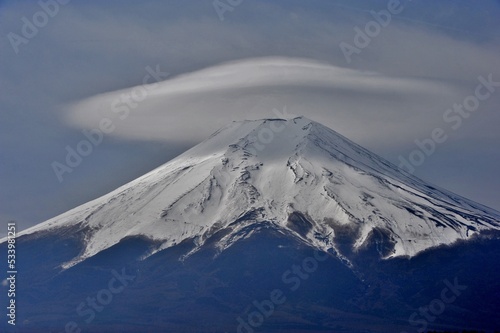 富士山と笠雲  © 文明 金本