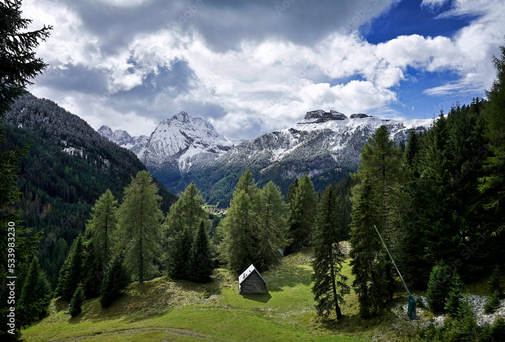 Blick auf verschneite Bergkulisse in den Dolomiten