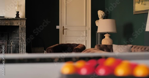 Billard dans une salle trés chic, garçonnière, boudoir
 