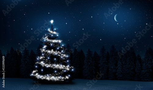 Beleuchteter Christbaum in einem Winterwald bei Nacht