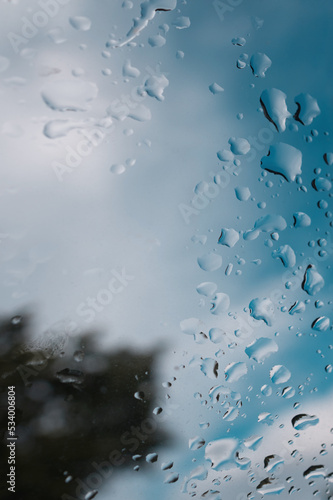 Regen oder Sonne, Tropfen auf Fensterscheibe