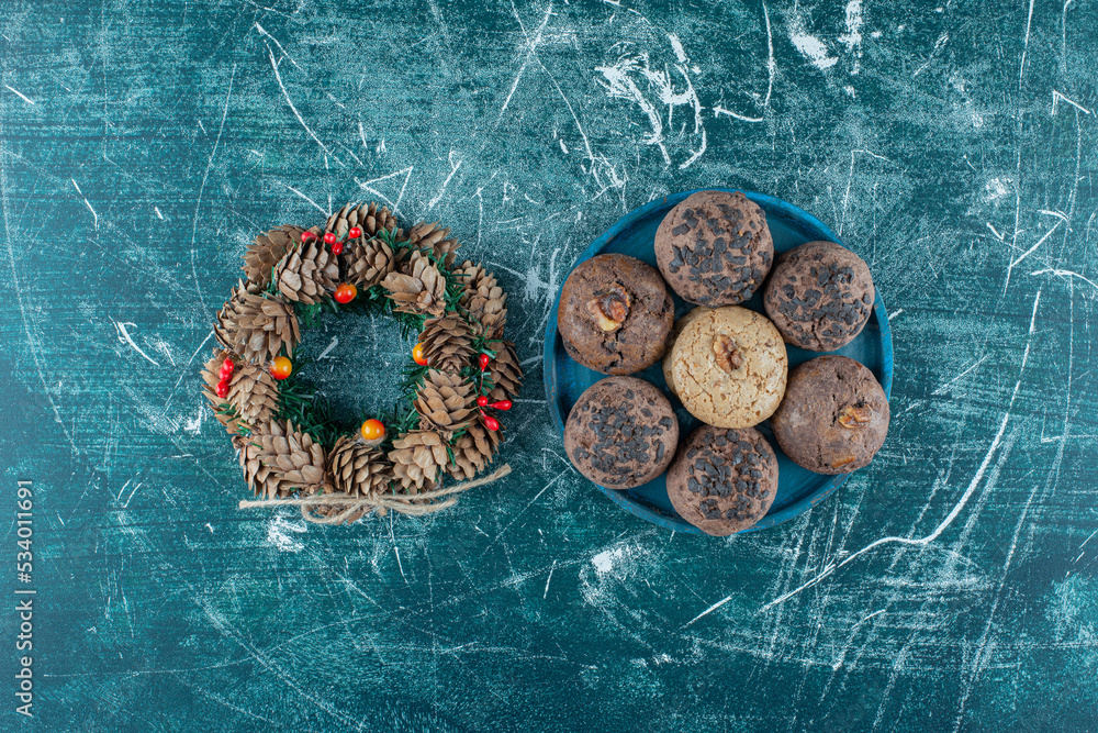 Naklejka premium Delicious cookies with a wreath on a marble background