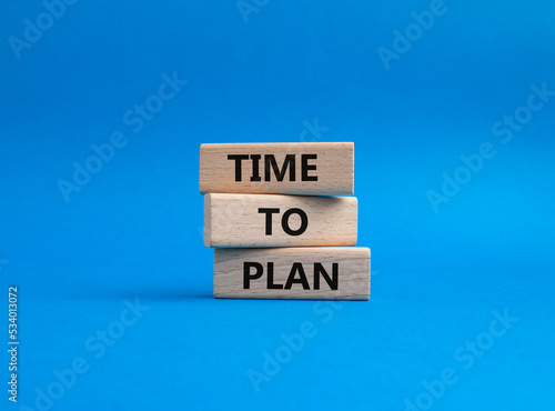 Time to plan symbol. Wooden blocks with words Time to plan. Beautiful blue background. Business and Time to plan concept. Copy space.