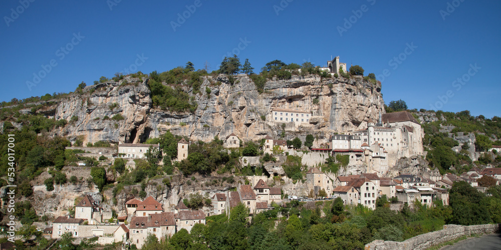 Panorama sur le site du village de Rocamadour bâti contre la falaise