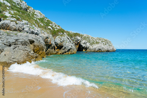 playa paradisiaca entre rocas