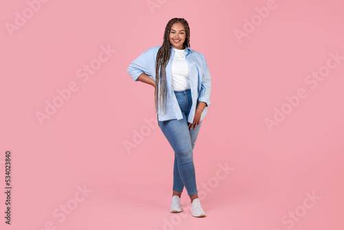 Foto African American Plus Size Lady Model Posing Over Pink Background