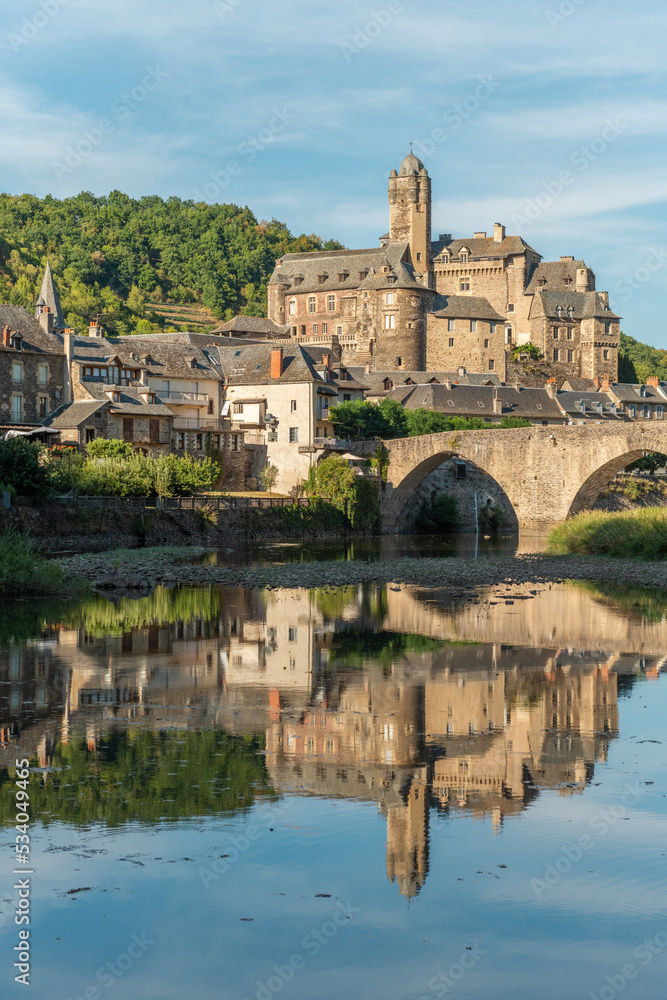 Fototapeta premium Medieval bridge over Lot with castle in village of Estaing.