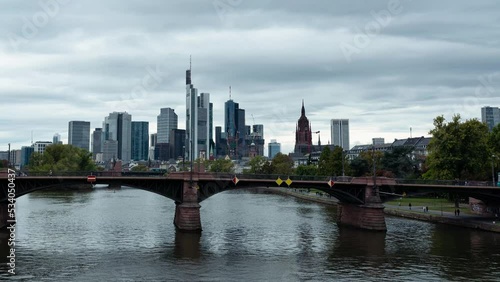 Zeitrafferaufnahme der bewölkten Frankfurter Skyline photo