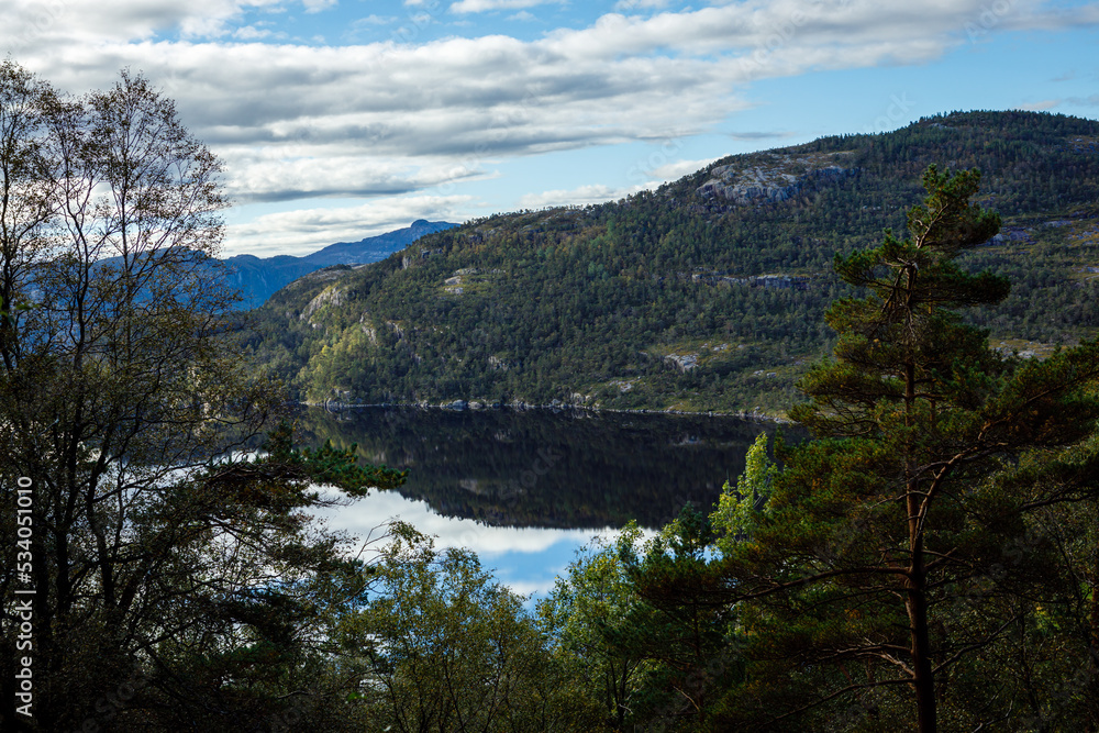 Aussicht auf den Revsvatnet See in der Gemeinde Rogaland, Norwegen, Europa.
