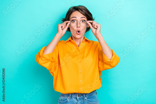 Foto Photo of young pretty funny girl businesswoman wear yellow shirt pouted lips sho