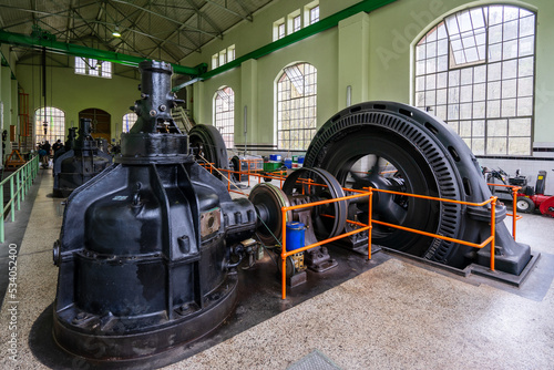 Maschinenhalle eines Wasserkraftwerks mit Generatoren photo