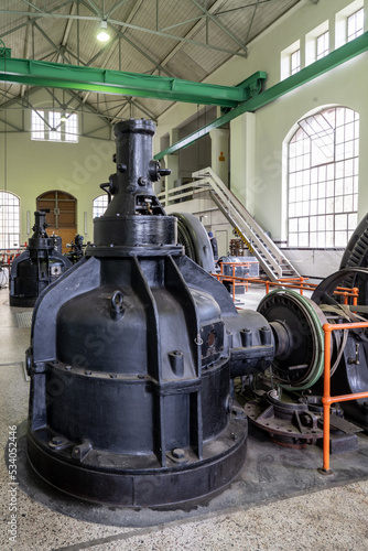 Maschinenhalle eines Wasserkraftwerks mit Generatoren
