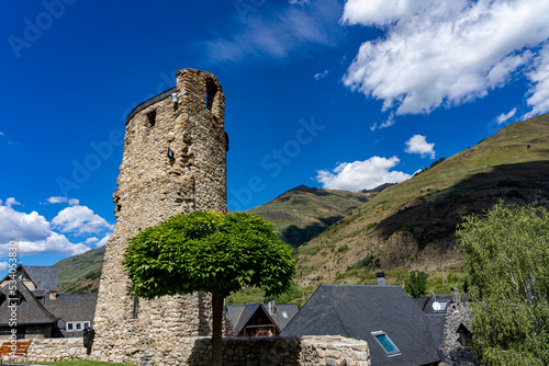 Sommerurlaub in den spanischen Pyrenäen : Das Örtchen Tredos im Val D´Aran mit Kirche Glèsia de Santa Eularia, Unha, Salardu photo