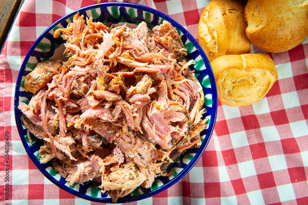 Pulled pork o cerdo asado a baja temperatura y desmigado con salsa ...