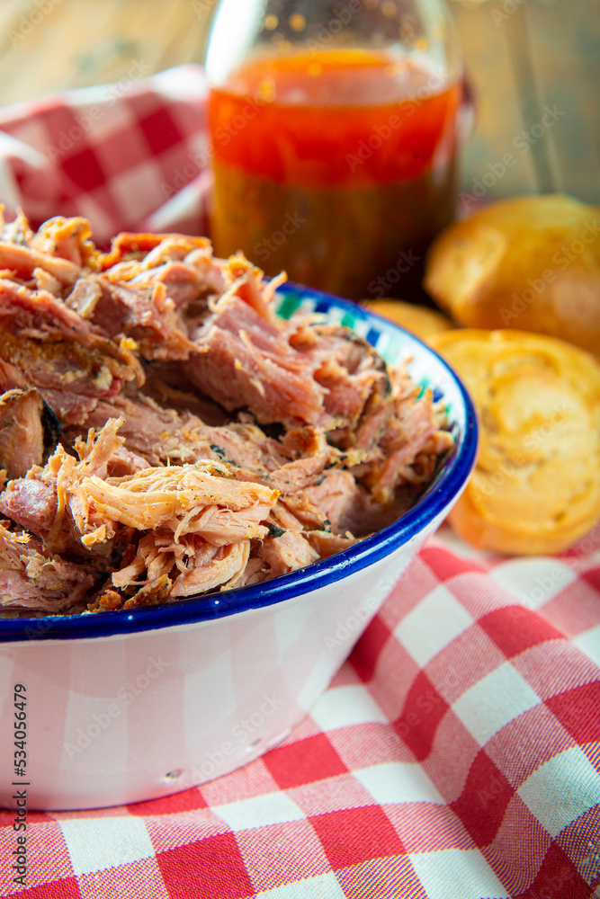 Pulled pork o cerdo asado a baja temperatura y desmigado con salsa ...