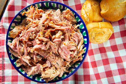 Pulled pork o cerdo asado a baja temperatura y desmigado con salsa barbacoa photo