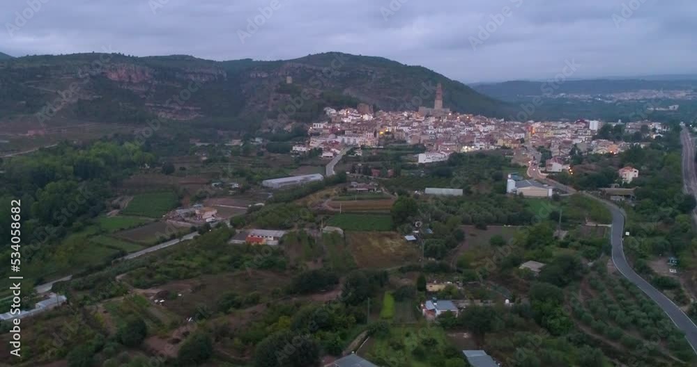 Pequeño pueblo mediterráneo al amanecer desde el aire Pequeño pueblo mediterráneo al amanecer desde el aire