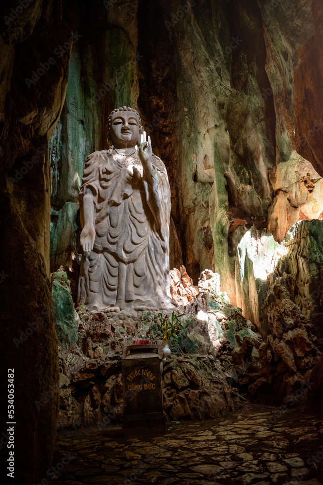 Estatua gigante de Buda en antigua caverna de las Marble Mountains, en la ciudad de Da Nang, Vietnam