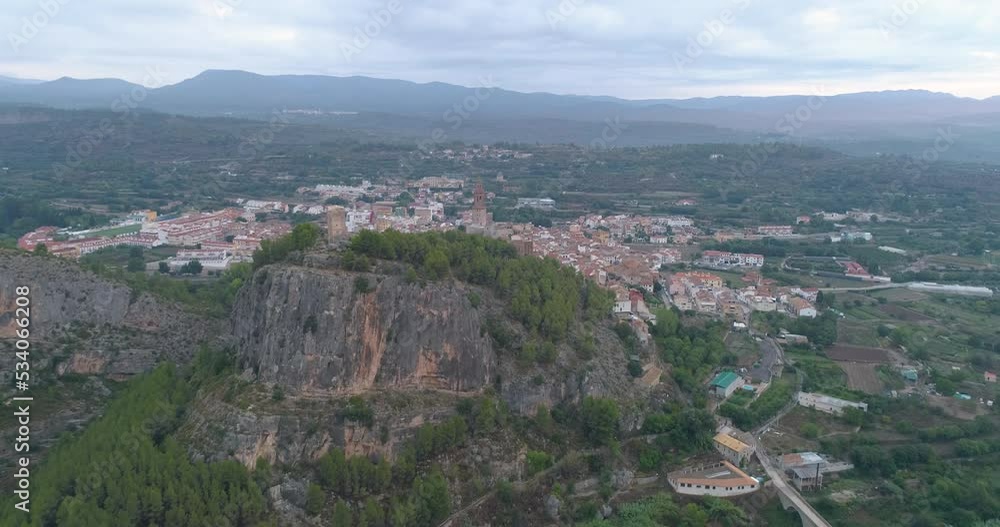 Castillo en ruinas encima de risco sobre pueblo entre montañas Castillo en ruinas encima de risco sobre pueblo entre montañas