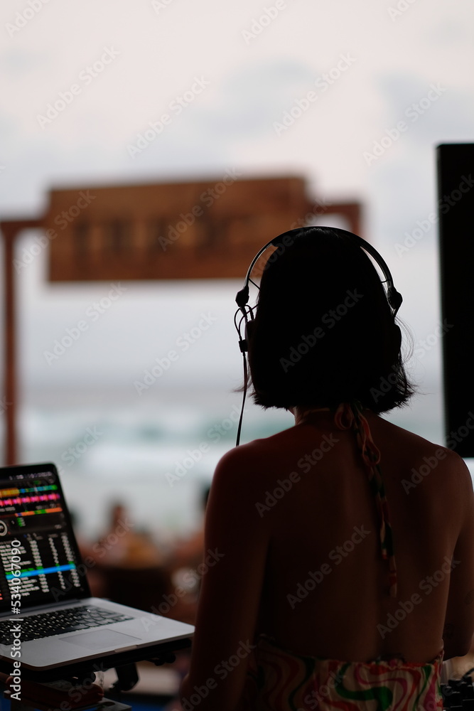 DJ am Strand von Mexiko