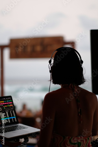 Obraz na płótnie DJ am Strand von Mexiko w salonie