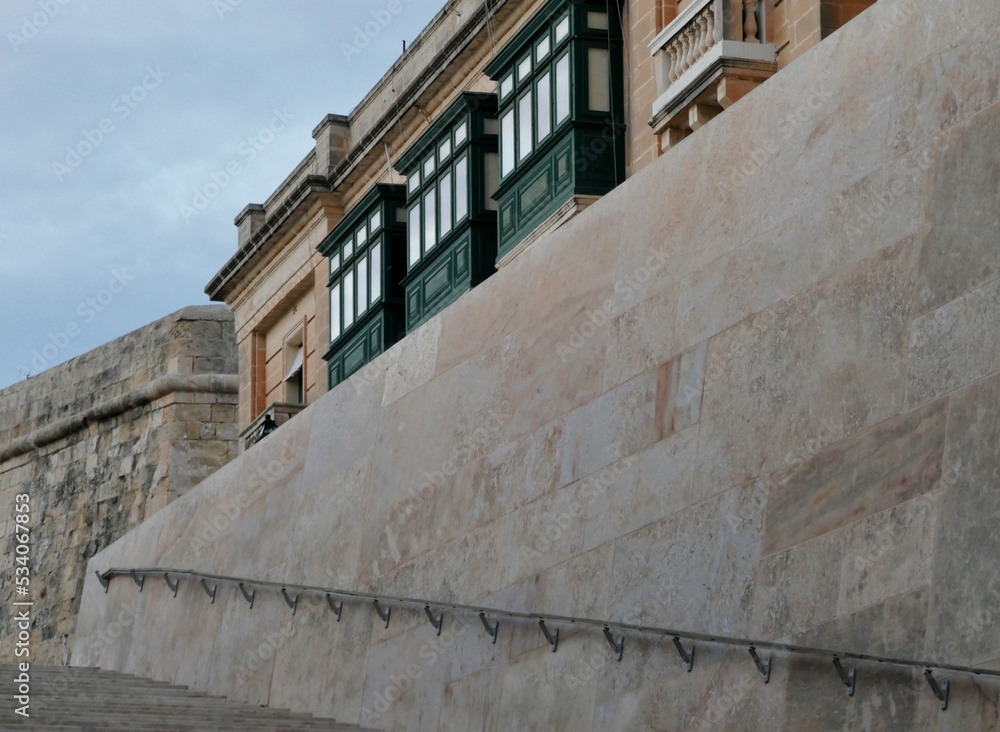 Balkone am Treppenaufstieg in Valletta