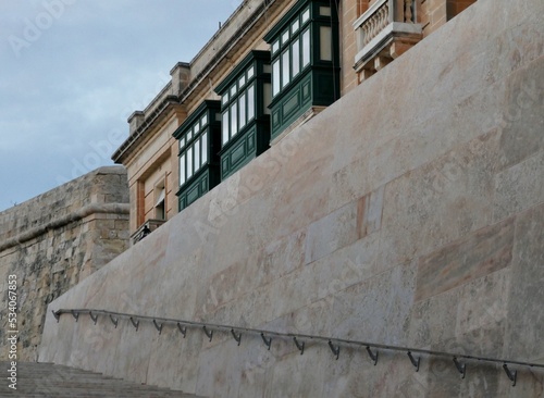 Fototapeta Naklejka Na Ścianę i Meble -  Balkone am Treppenaufstieg in Valletta