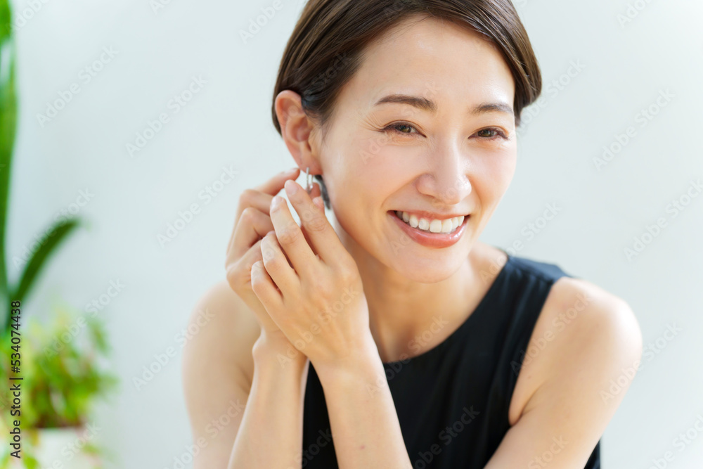 ピアスを付ける若い女性 ピアスを付ける若い女性