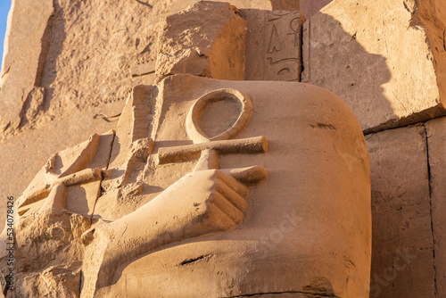 Fotografie Ruined statue holding two ankhs at the Karnak Temple complex in Luxor