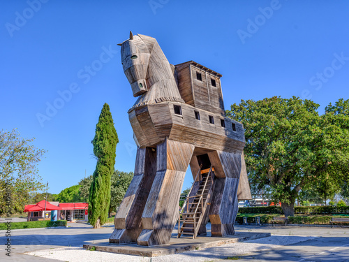 Fotografi replica of legendary wooden trojan horse of troy at Troy National Park Turkey