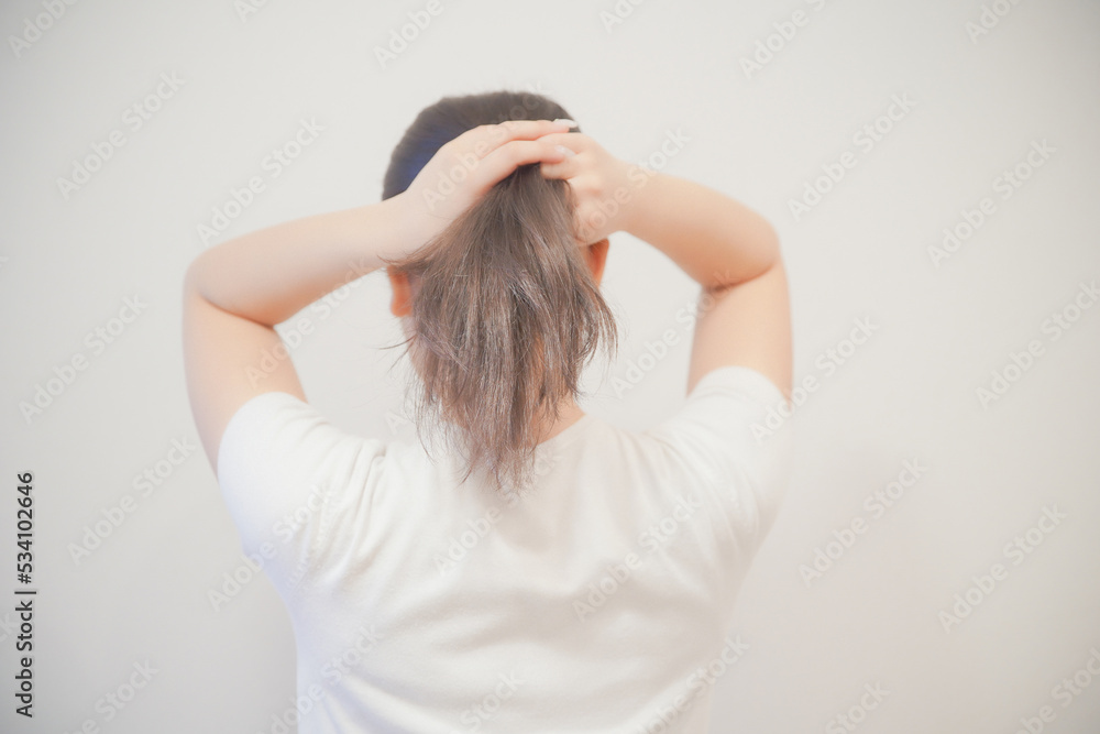 髪を結う女性 髪を結う女性