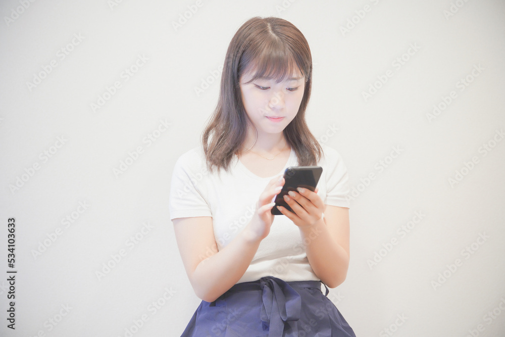 スマートフォンを操作する若い女性 スマートフォンを操作する若い女性