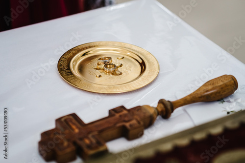 Foto Consecration of the ring, before the wedding ceremony.