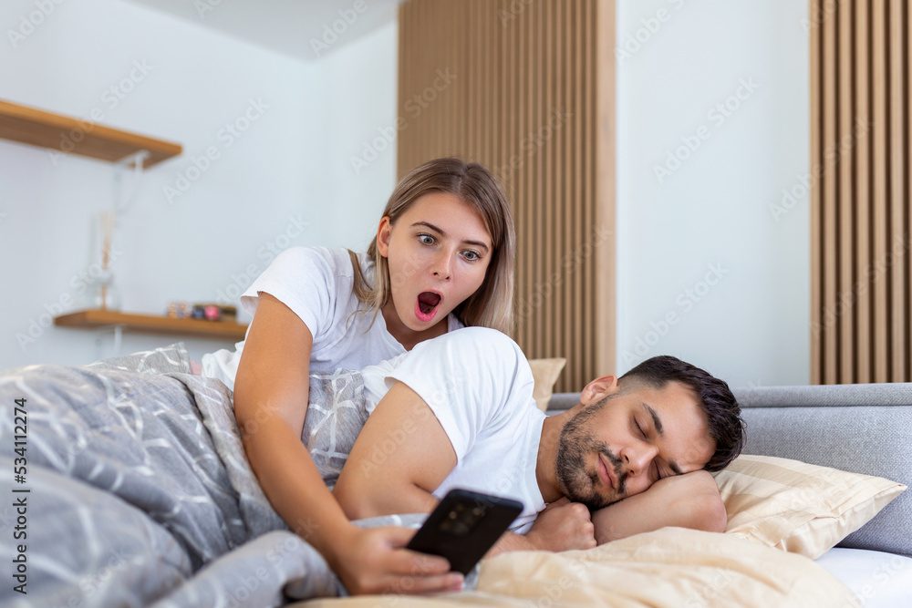 Foto Stock Jealous Girlfriend Spying The Phone Of Her Partner While He