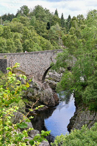 Fototapeta Steinbrücke Dulsie Bridge über den Fluss Findhorn, Old Military Road, Nairn, Hig