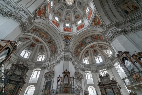 Photo Inside undershoot of a dome of Salzburg Cathedral with paintings and golden fram